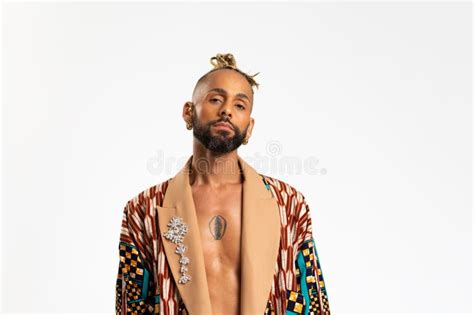 Estilo Vibrante Gay Negro Con Chaqueta De Colores Foto De Archivo Imagen De Colorido