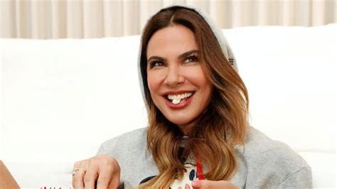 De Moletom E Calcinha Luciana Gimenez Faz Fotos Divertidas Em Casa