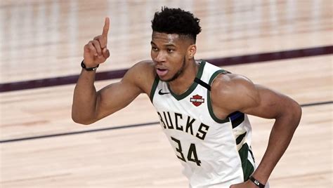 Los Milwaukee Bucks Le Regalan A Giannis Antetokounmpo Un Bol Grafo