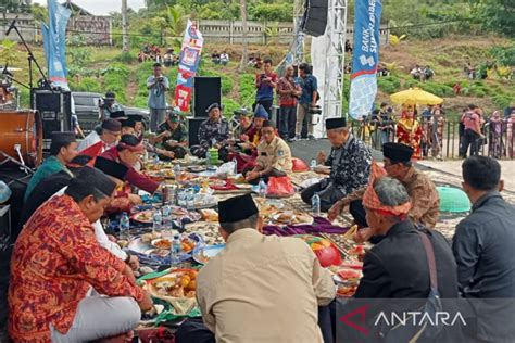 Sambut Ramadhan Warga Tempilang Gelar Pesta Perang Ketupat Antara