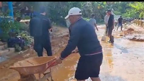 Warga Serasan Natuna Gotong Royong Bersihkan Sisa Material Tanah Longsor