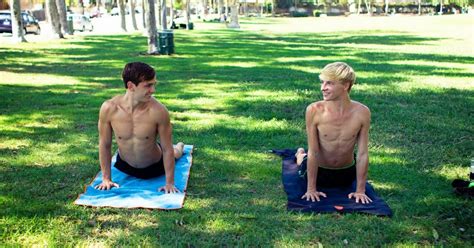Gcu Gay Club Uruguay Clase De Yoga Jessie Montgomery Y Zac Stevens Fotos Y Trailer Duo Juvenil