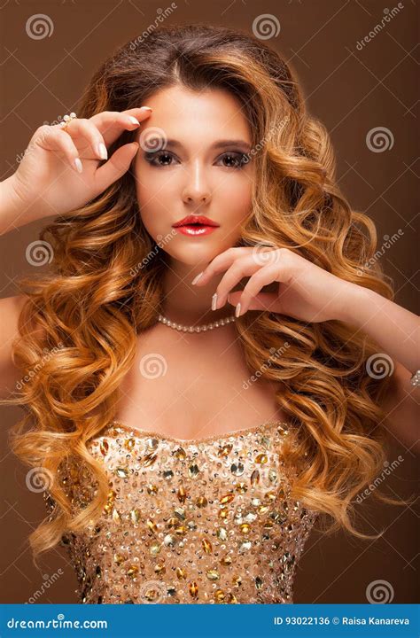 Mooi Meisje Met Lang Golvend Haar Blonde Met Krullend Kapsel En Roze Lippen Stock Foto Image