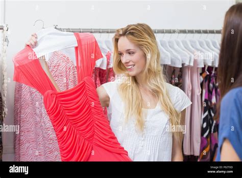 Femme Blonde Robe Rouge Banque De Photographies Et Dimages Haute R Solution Alamy