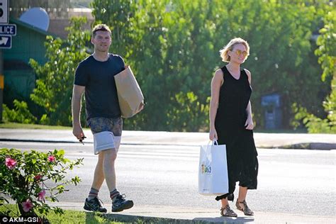 Lara Bingle Covers Up After Sunbathing Nude In Hawaii Daily Mail Online