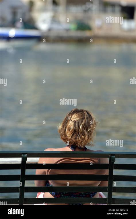Junge blonde frau hafen sitzt Fotos und Bildmaterial in hoher Auflösung Alamy