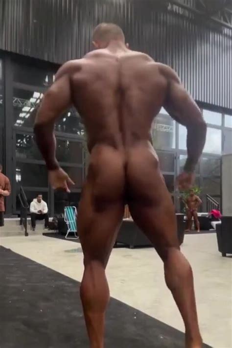 MUSCLE HUNK ALMOST NUDE BACKSTAGE ThisVid