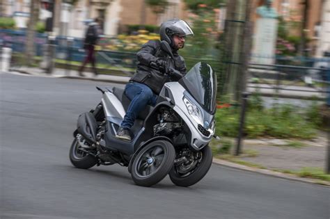 Essai Piaggio MP3 300 HPE Le trois roues qui redéfinit la mobilité