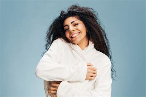 Concepto De Procedimiento De Spa Alegre Bastante Bronceada Feliz Dama Latina Rizada Tocando