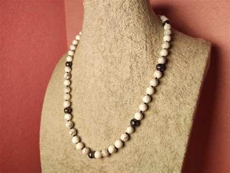 Collana Bianca Con Pietre Dure Di Howlite E Pietra Lavica Placcata Con