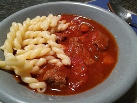 Gulasch Von Rind Und Schwein Mit Paprikagem Se Und Nudeln Von