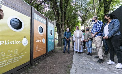 Brown instaló su primera estación de reciclaje hecha en madera