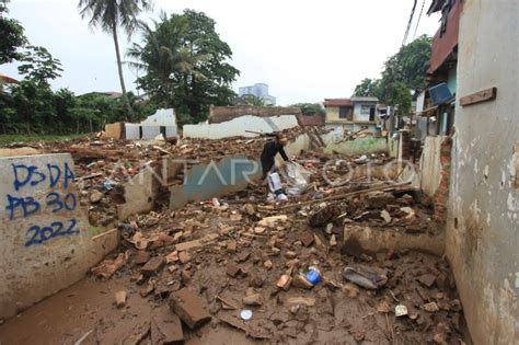 Pembebasan Lahan Normalisasi Sungai Ciliwung Antara Foto