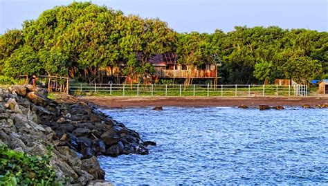 Pantai Tanjung Barat Barombong Di Makassar Atourin