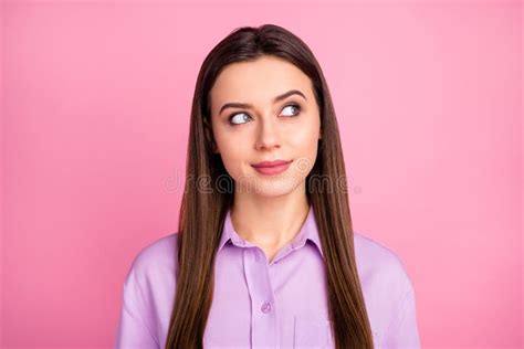 Retrato De Clausura De Ella Que Parece Encantadora Y Encantadora