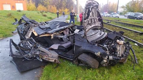 Жуткое ДТП в Екатеринбурге: машина врезалась в столб и перевернулась ...