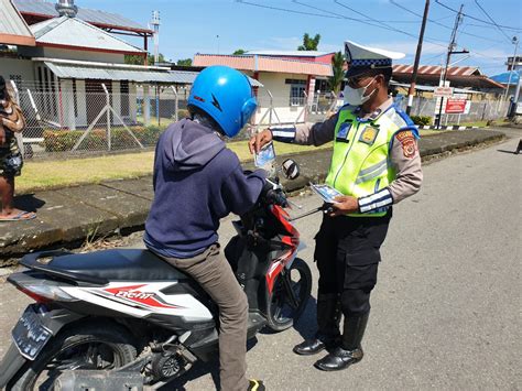 Satgas Operasi Zebra Polres Nabire Bagikan Pamflet Tertib Berlalu