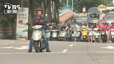 太熱！騎士停紅燈 拿冰水替坐墊「降溫」│機車族│紅綠燈│秒數│tvbs新聞網