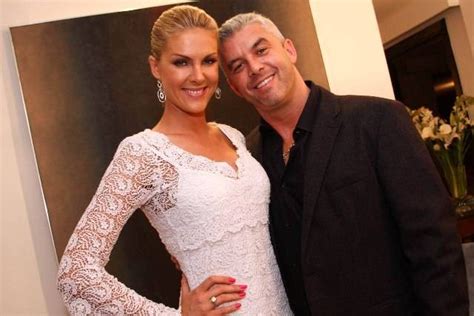 Hickmann faz panquecas para o maridão