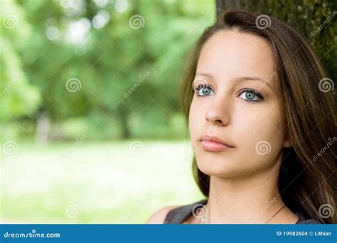 Verticale Romantique De Jeune Fille De Brunette Photo Stock Image Du Verticale Mignon