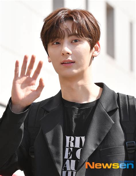 황민현 왕자님 아우라에 츄하트까지 포토엔hd화보 손에 잡히는 뉴스 눈에 보이는 뉴스 뉴스엔