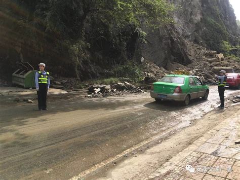 旬阳进站路山体滑坡视频记下惊险一幕岚皋石泉道路中断