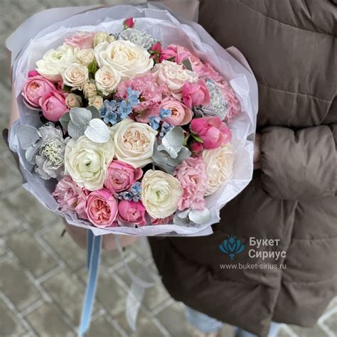 Букет Даймонд из кустовых пионовидных роз, оксипеталума, ранункулюсов и ...