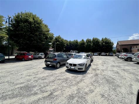 Chivasso Il Parcheggio Del Cimitero Occupato Dalle Auto Di Chi Passa