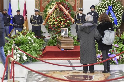 L Omaggio Degli Amici E Dei Romani Alla Camera Ardente Di Costanzo Le