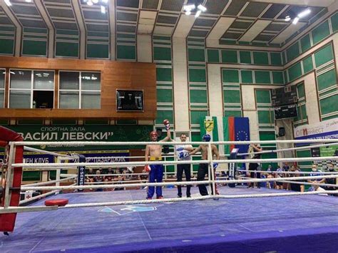 Пернишки боксьор удря по силно от винкел