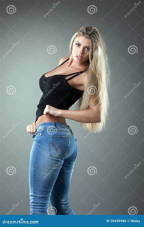 Portret Van Het Slanke Blonde Stellen Op Grijze Achtergrond Stock Foto Image Of Dame Studio