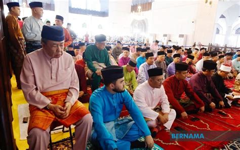 Bernama Agong Sultan Sertai Umat Islam Tunai Solat Sunat Aidilfitri