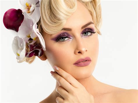 Fonds d écran Fille de mode blonde maquillage fleurs fond blanc 7680x4320 UHD 8K image