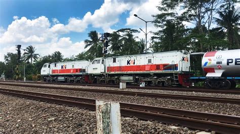 Kereta Pertamina Traksi Ganda Double Lokomotif 20 Tangki Langsir