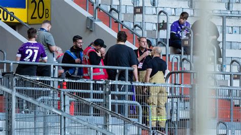 Vfl Osnabr Ck Fan St Rzt Vor Zweitliga Spiel Gegen Fortuna D Sseldorf