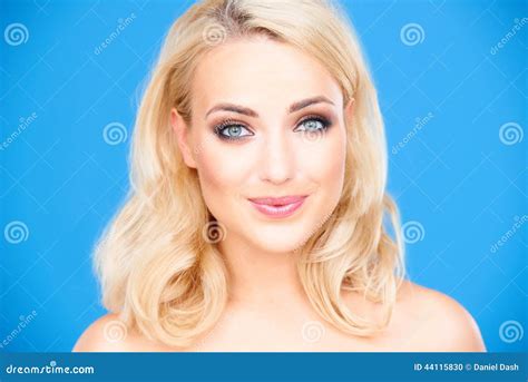 Mooie Gezonde Jonge Blonde Vrouw Stock Foto Image Of Ge Soleerd Portret