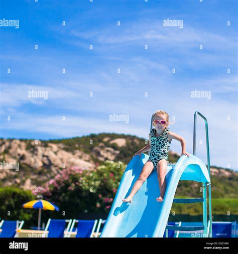 Kleine mädchen bikini aquapark Fotos und Bildmaterial in hoher Auflösung Alamy
