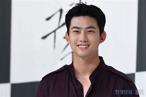 옥택연 영주권 포기·허리디스크 치료 후 현역으로오늘4일 조용히 입대 한국경제