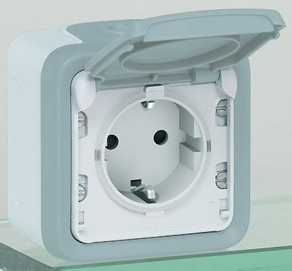 Купить Розетка 2P+E 16А с крышкой накладная, серый IP55 Plexo 069733 в ...