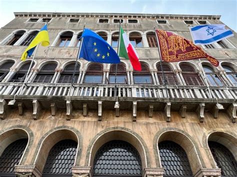 Venezia Il Sindaco Luigi Brugnaro In Visita Al Ghetto Con Il