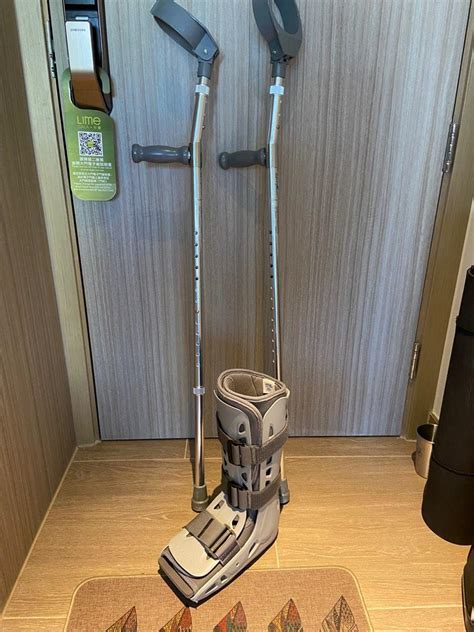 Aircast Airselect Standard Walking Boot And Crutches 健康及營養食用品 醫療用品和工具