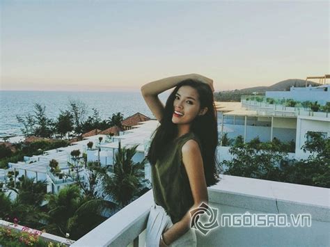 Hoa hậu Kỳ Duyên mặc bikini khoe dáng trên bãi biển Mũi Né