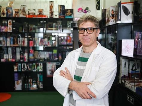 Milano il primo sex shop d Italia festeggia cinquant anni di attività Avrà il