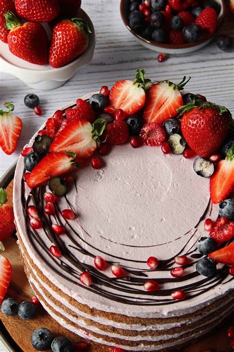Naked Cake mit frischen Beeren und Biskuitböden Rezept mit Schritt für Schritt Anleitung 2023
