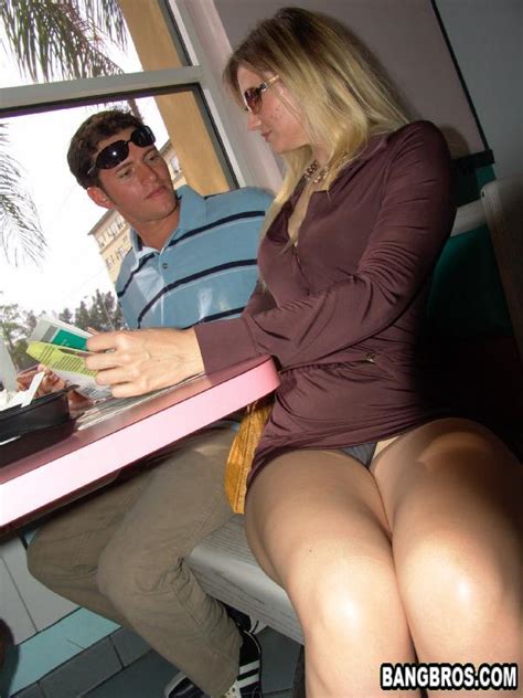 顽皮的 MILF 妮娜 杰姆斯Nina Jaymes与儿子的吊友享受硬核性爱 CoedCherry