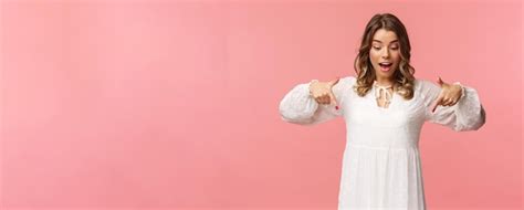 Excit E Et Curieuse Belle Femme Blonde En Robe Blanche Mignonne Bouche Ouverte Dans L Excitation