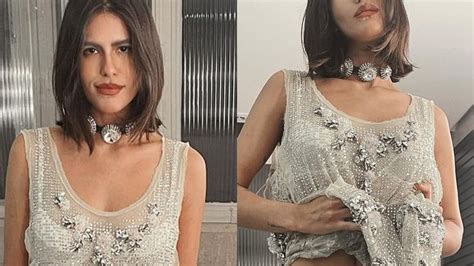 Filha de Glória Pires Antônia Morais ergue vestido e mostra calcinha