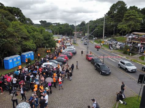 Fila de fãs do Red Hot Chili Peppers toma quarteirões perto da Pedreira em Curitiba Veja as fotos