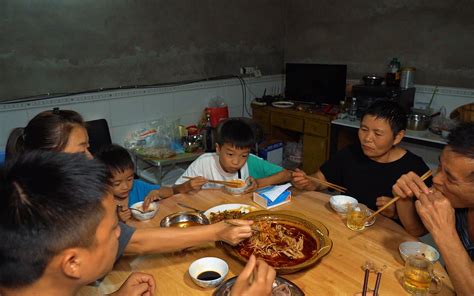 今天在家带儿子做手工，晚饭泡上一盆钵钵鸡，鲜香麻辣真解馋 俺是幺弟 俺是幺弟 哔哩哔哩视频