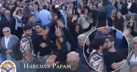 Casal gay é flagrado se beijando em rede oficial do Vaticano e momento viraliza Pheeno